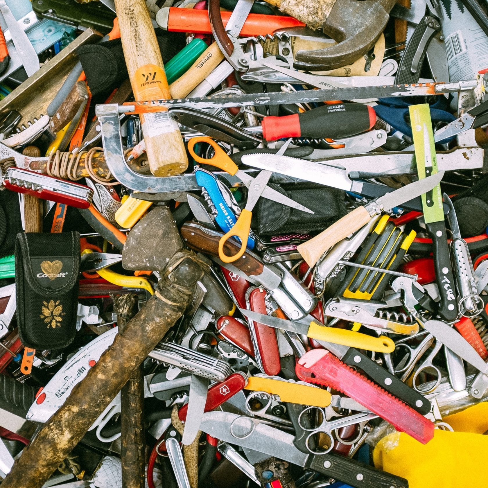 5 Ways to Eliminate Clutter In Your Home with Storage Solutions