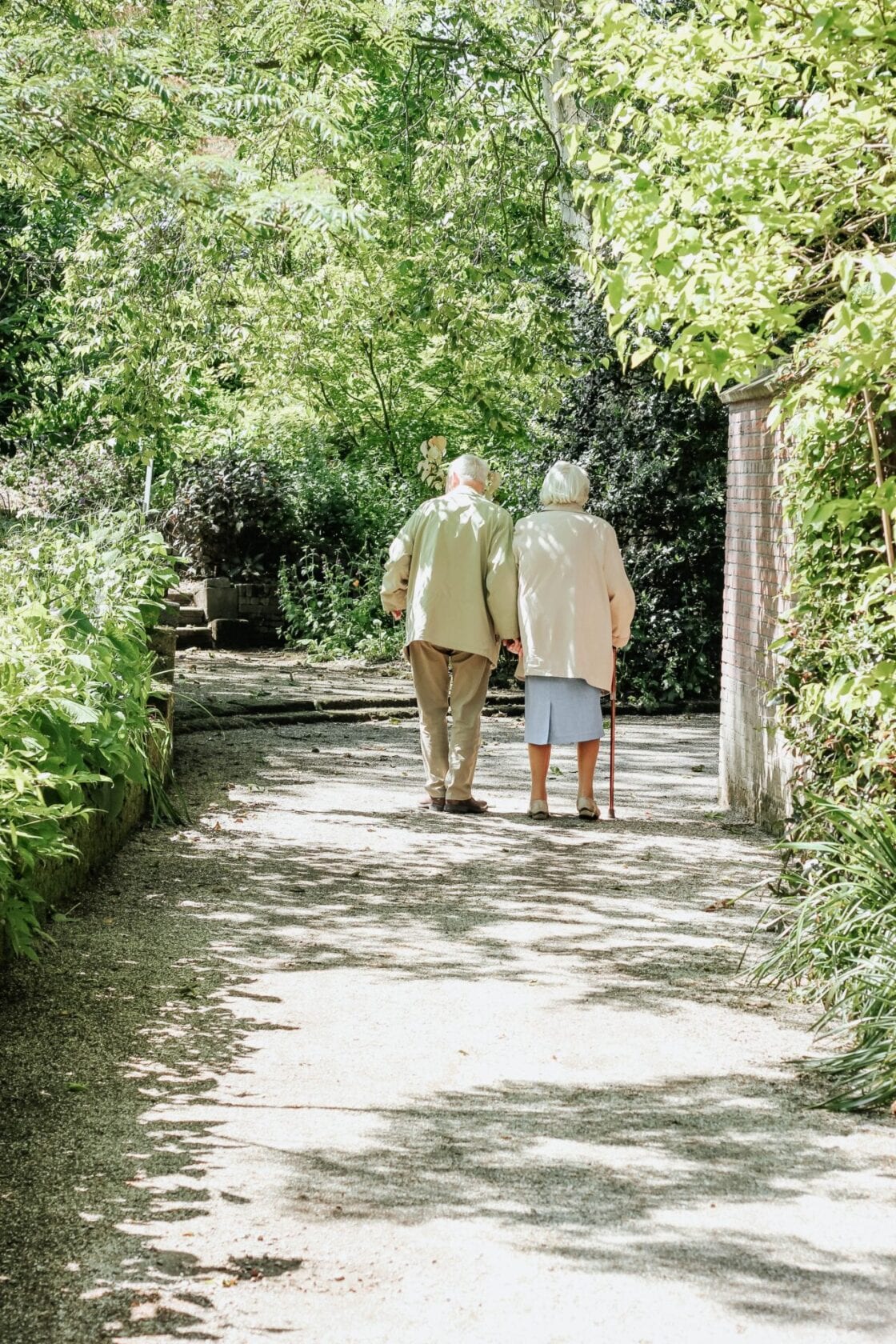 6 Tips For Helping Your Elderly Parents Downsize with Storage Solutions